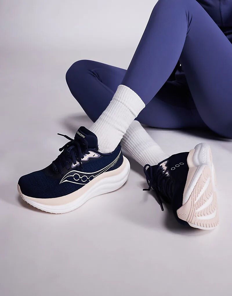 Кроссовки для бега Saucony Triumph 23 в цвете «темно-синий» с принтом «камео»