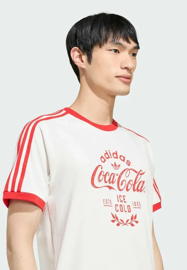 Футболка Coca-cola Classic Sport Cali с принтом Adidas Originals, белый — фото 3