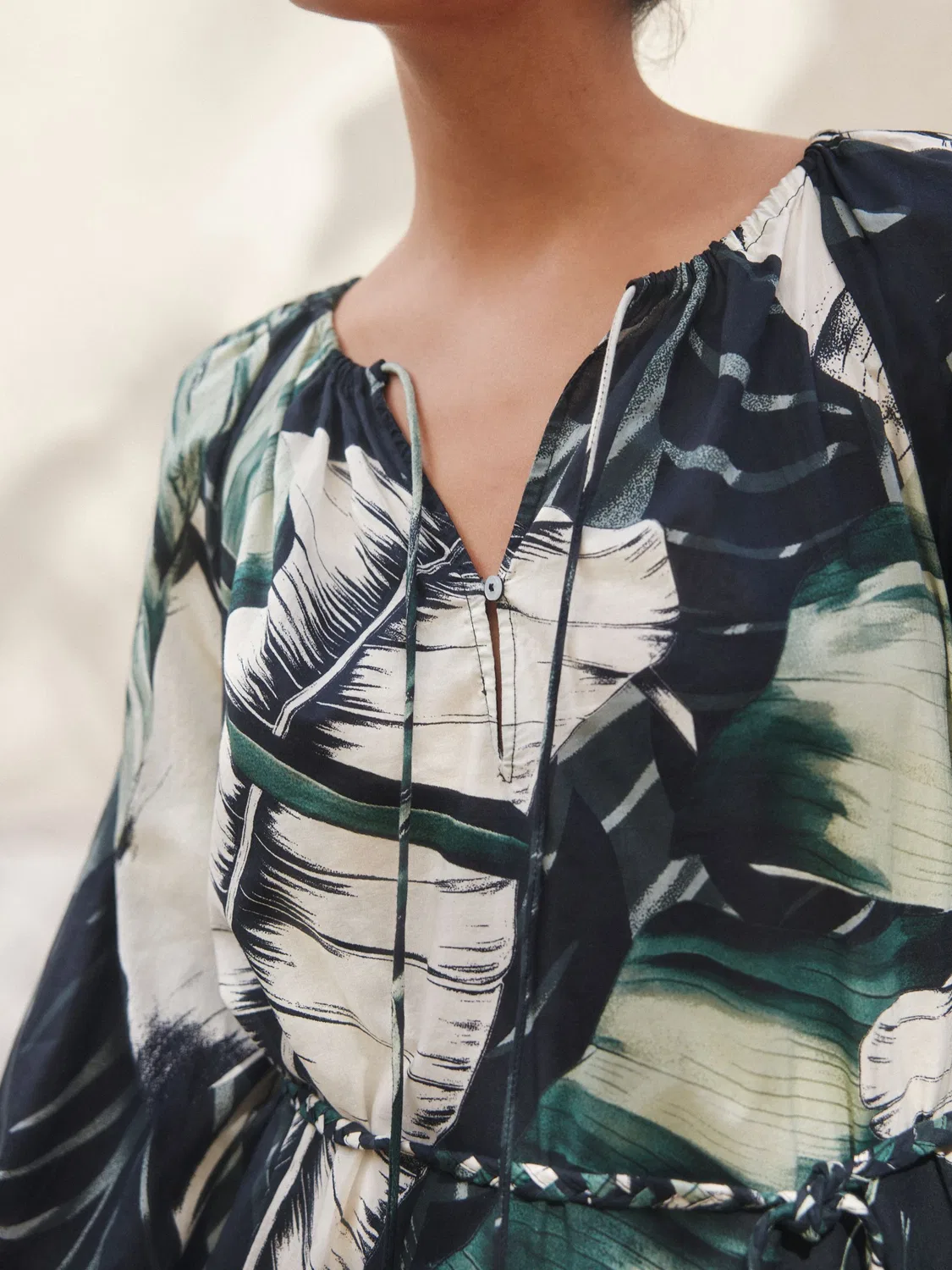 Платье мини с принтом тропических листьев, модель Long Sleeve Mini Next, черно-зеленый — фото 4