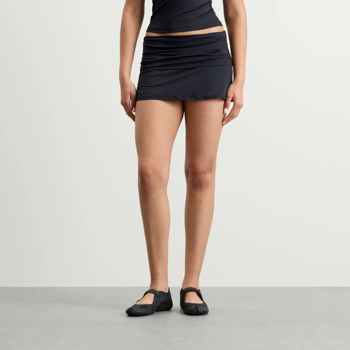 Юбка-шорты Nike x SKIMS Airy с отворотом, Obsidian — фото 2