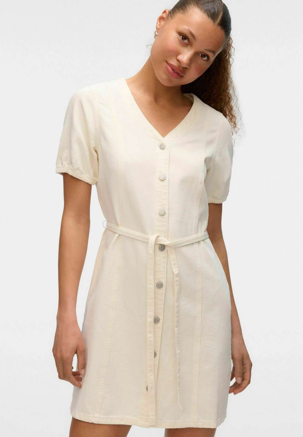

Джинсовое платье VMJANET KURZES Vero Moda, белый