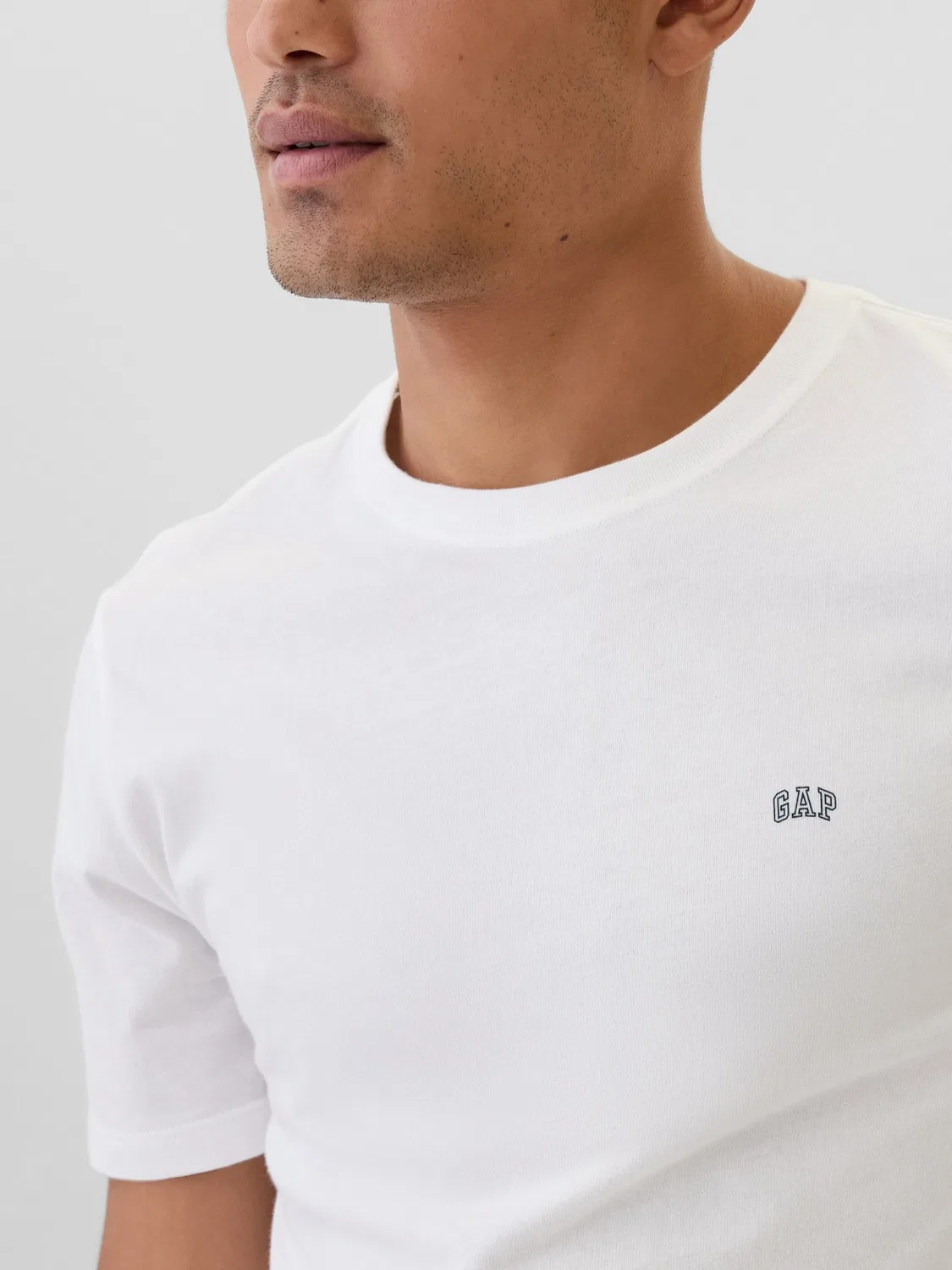 Футболка повседневная Everyday Soft Mini-Logo Gap, белый — фото 4