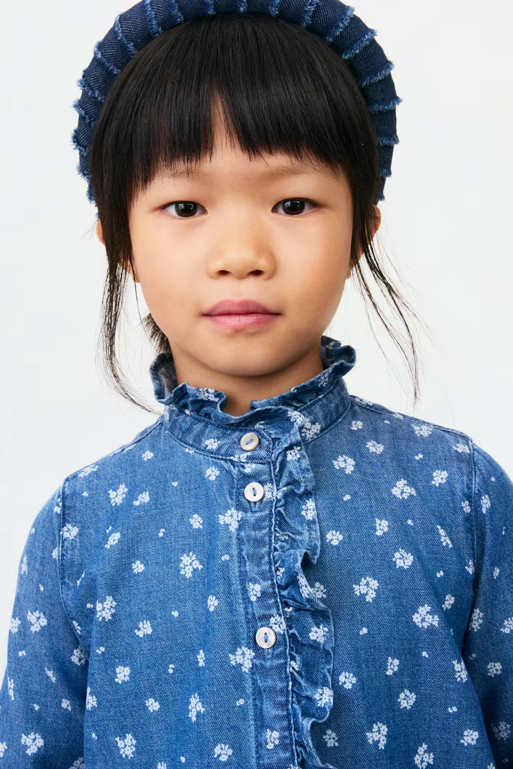 Джинсовая блузка с оборкой H&M, Denimblau/Geblümt — фото 2