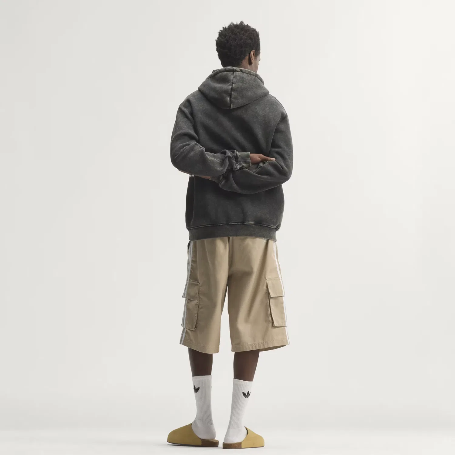 Мужские шорты карго свободного кроя Adicolor Cotton Twill Cargo Adidas Originals, хаки — фото 2