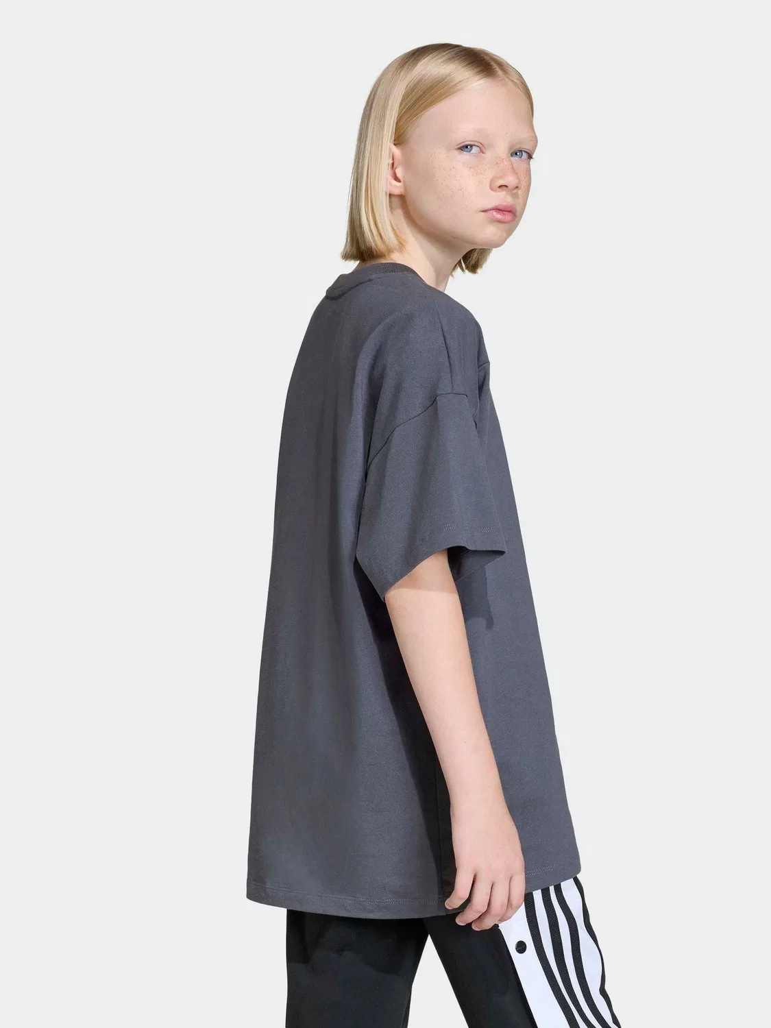 Футболка Oversized Cutline V-Neck, adidas Originals, серый — фото 2