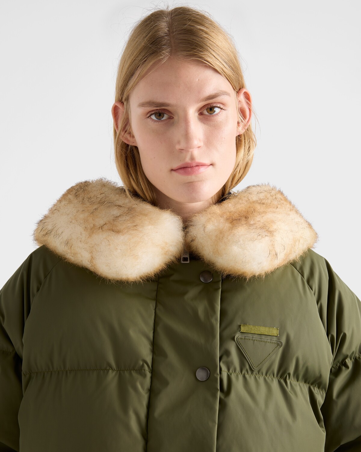 Пуховик из переработанного нейлона Prada, милитари зеленый — фото 4