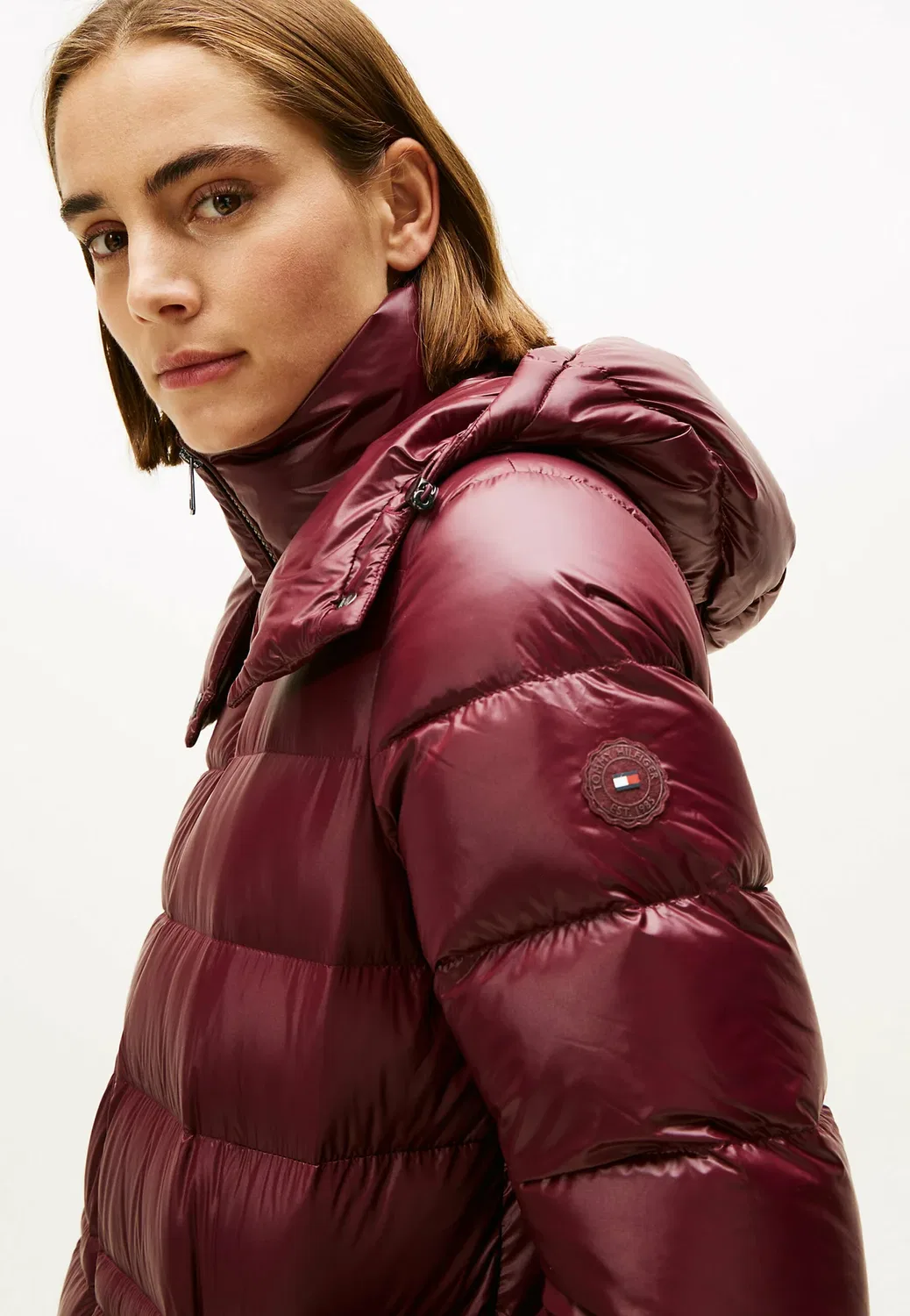 Глянцевая короткая зимняя куртка с высокой талией Tommy Hilfiger, Deep Burgundy — фото 4