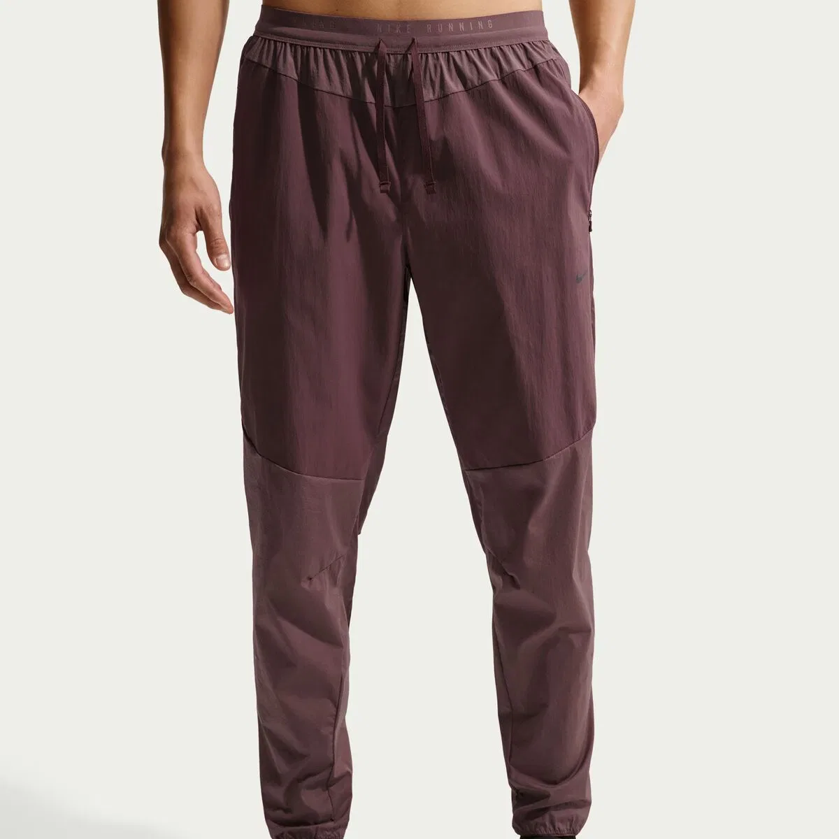 Мужские спортивные брюки с водоотталкивающей пропиткой Nike Repel Stride Dri-FIT Novelty Pant, Dark Wine/Tattoo/Burgundy Crush/Blkref — фото 2