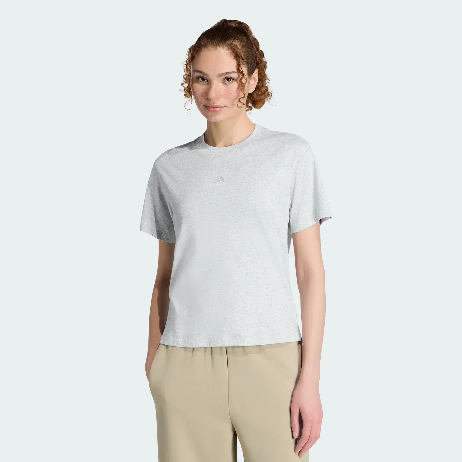 Женская футболка из хлопка с принтом Essentials Small Logo adidas, Light Grey Heather / White