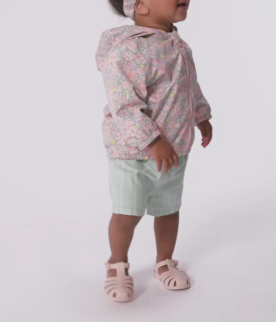 Детский ветрозащитный дождевик с капюшоном с цветочным принтом PETIT BATEAU, Light Green — фото 2
