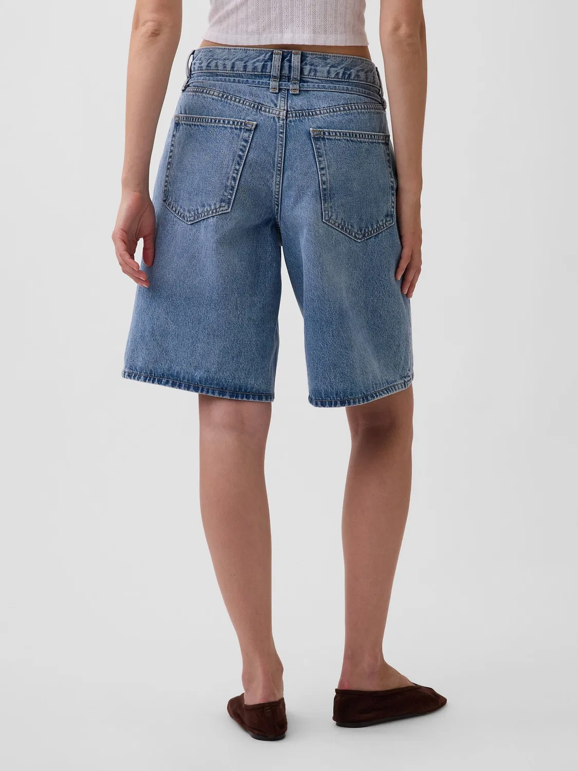 Шорты джинсовые длинные Mid Rise Longline Gap, Medium Wash — фото 2