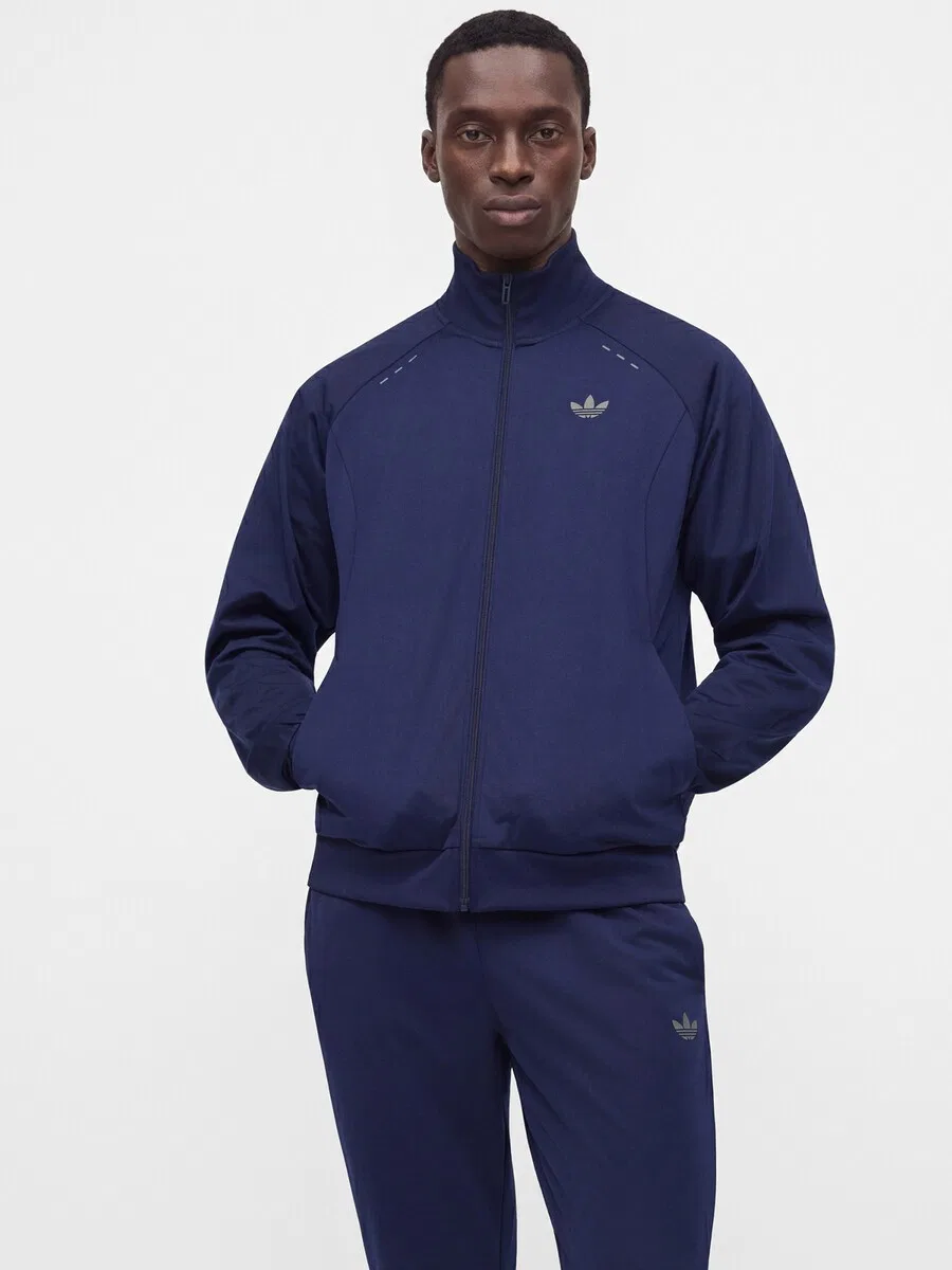Спортивный костюм ADIDAS ORIGINALS 'TECH ESS' темно-синего цвета — фото 3