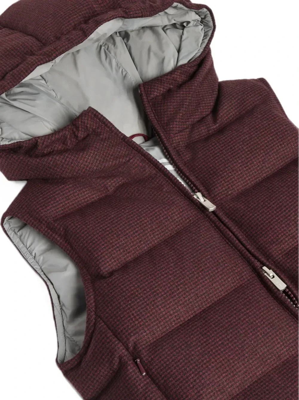 Дутый жилет в ломаную клетку с капюшоном Brunello Cucinelli Kids, красный — фото 3
