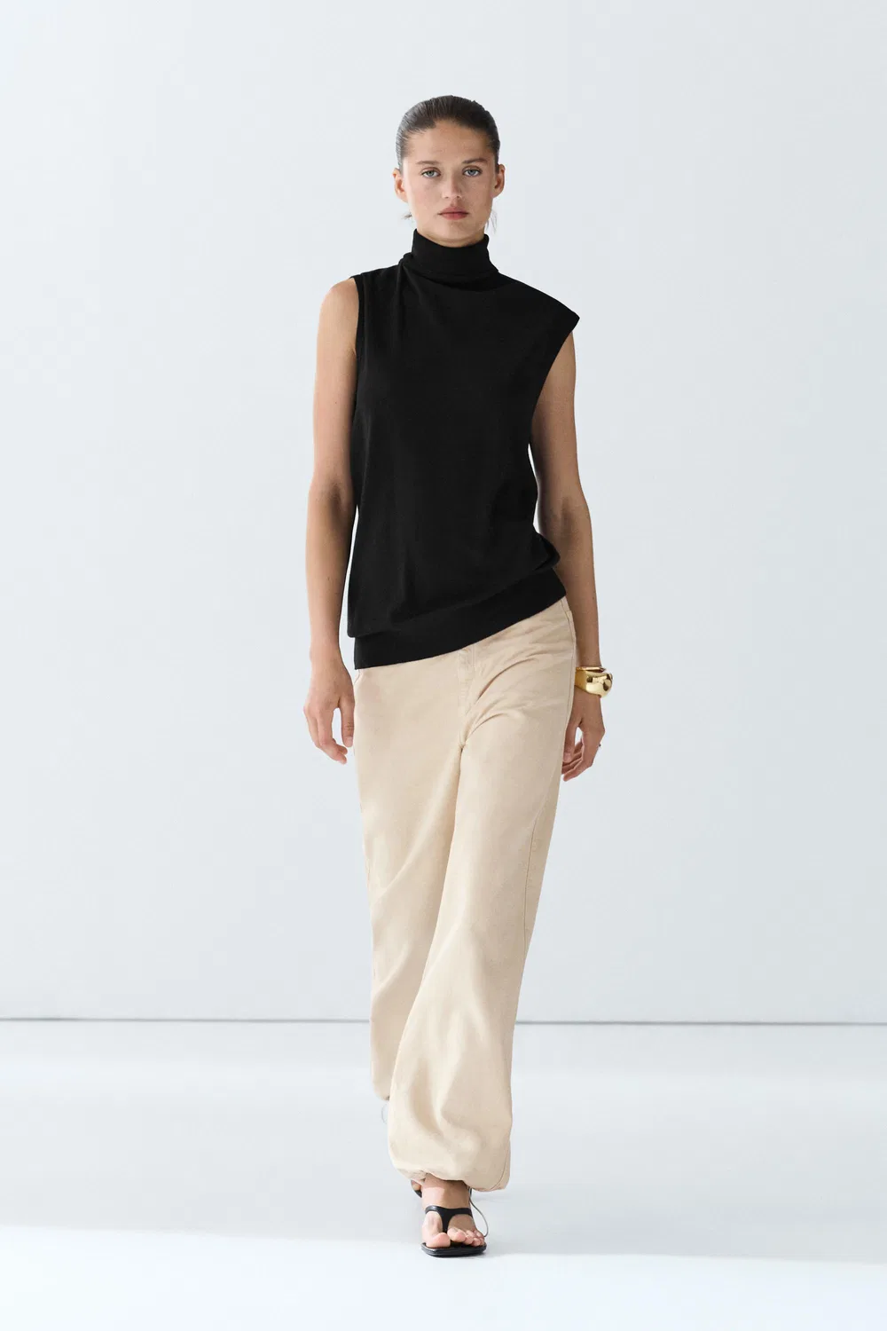 Топ Massimo Dutti Asymmetric Hem Turtleneck, черный — фото 2