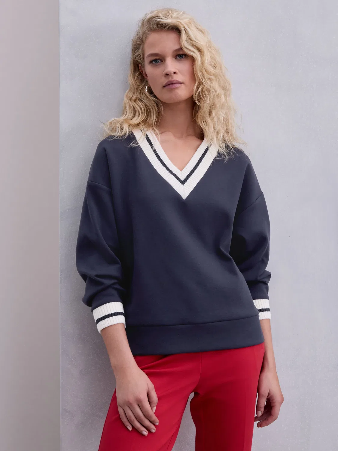 Свитшот с V-образным вырезом и контрастным воротником, модель Slinky Suba Next, Navy/Cream
