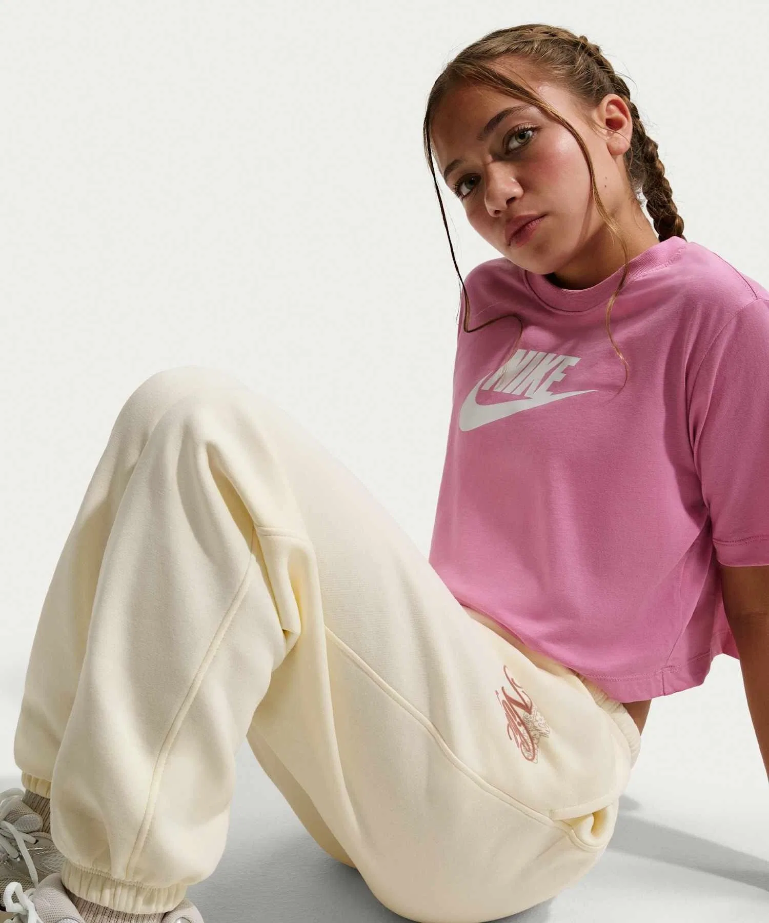 Детские флисовые брюки Nike Sportswear Club для девочек, свободный крой, с графическим принтом, IF1728-047, цвет «мягкий жемчуг». — фото 4