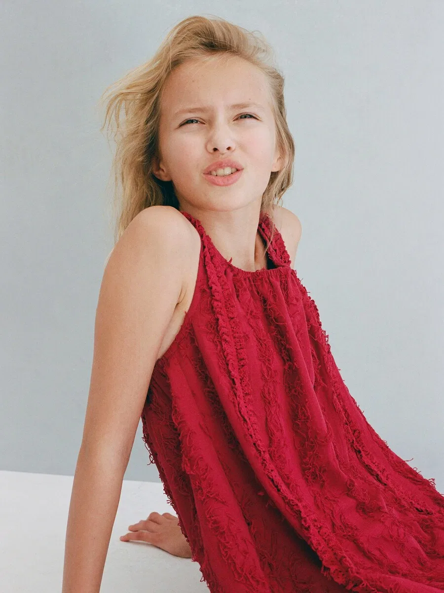 Детское платье MANGO KIDS 'FLECOS' в бордовом цвете — фото 4