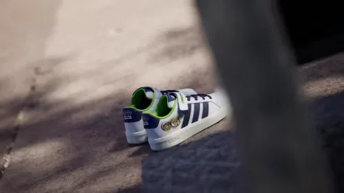 Детские кроссовки с эластичными шнурками Pixar Toy Story Grand Court Adidas Sportswear, облачно-белый/темно-синий/кремовый — фото 2