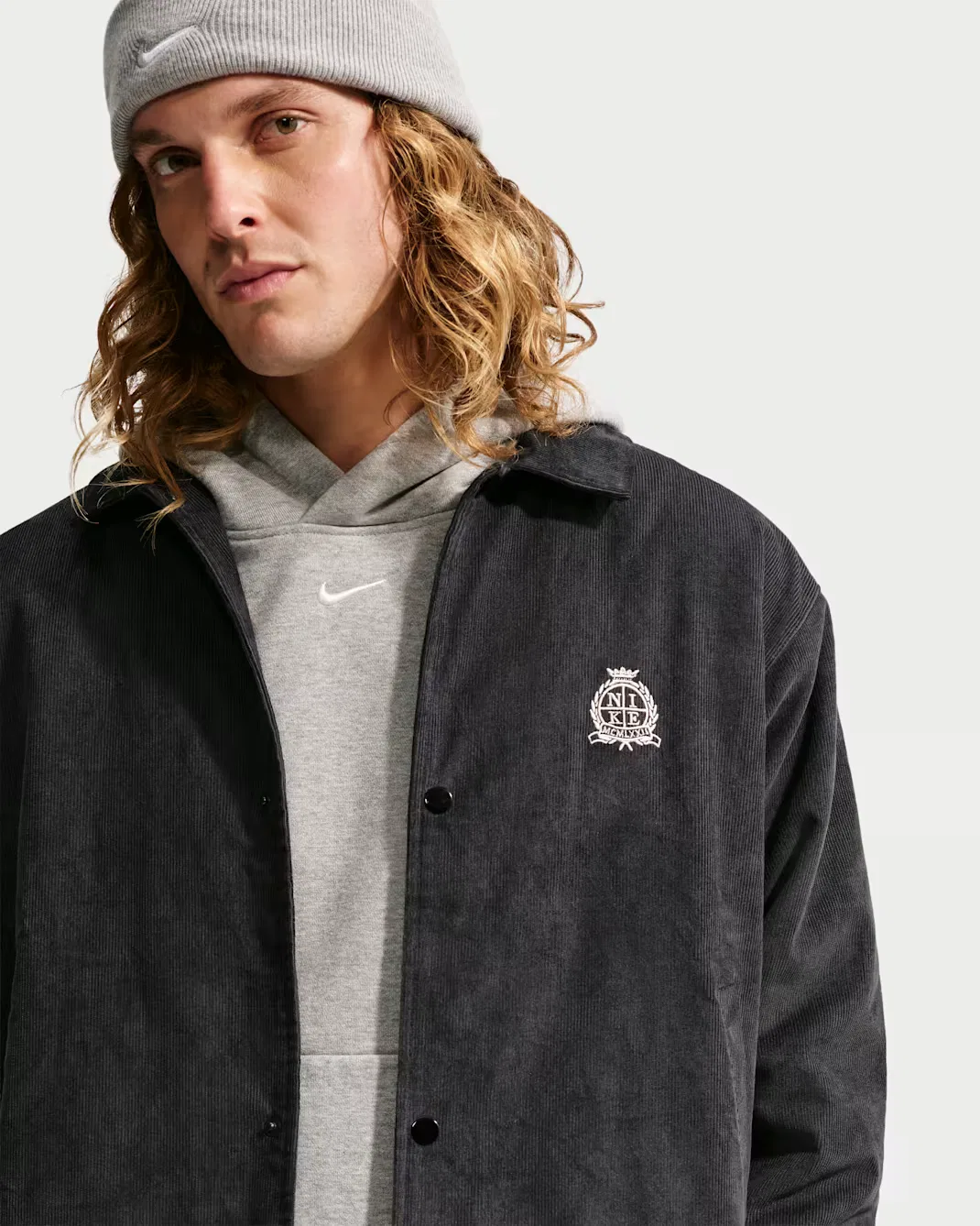 Мужская вельветовая куртка тренера Nike Club, Black/Sanddrift — фото 3