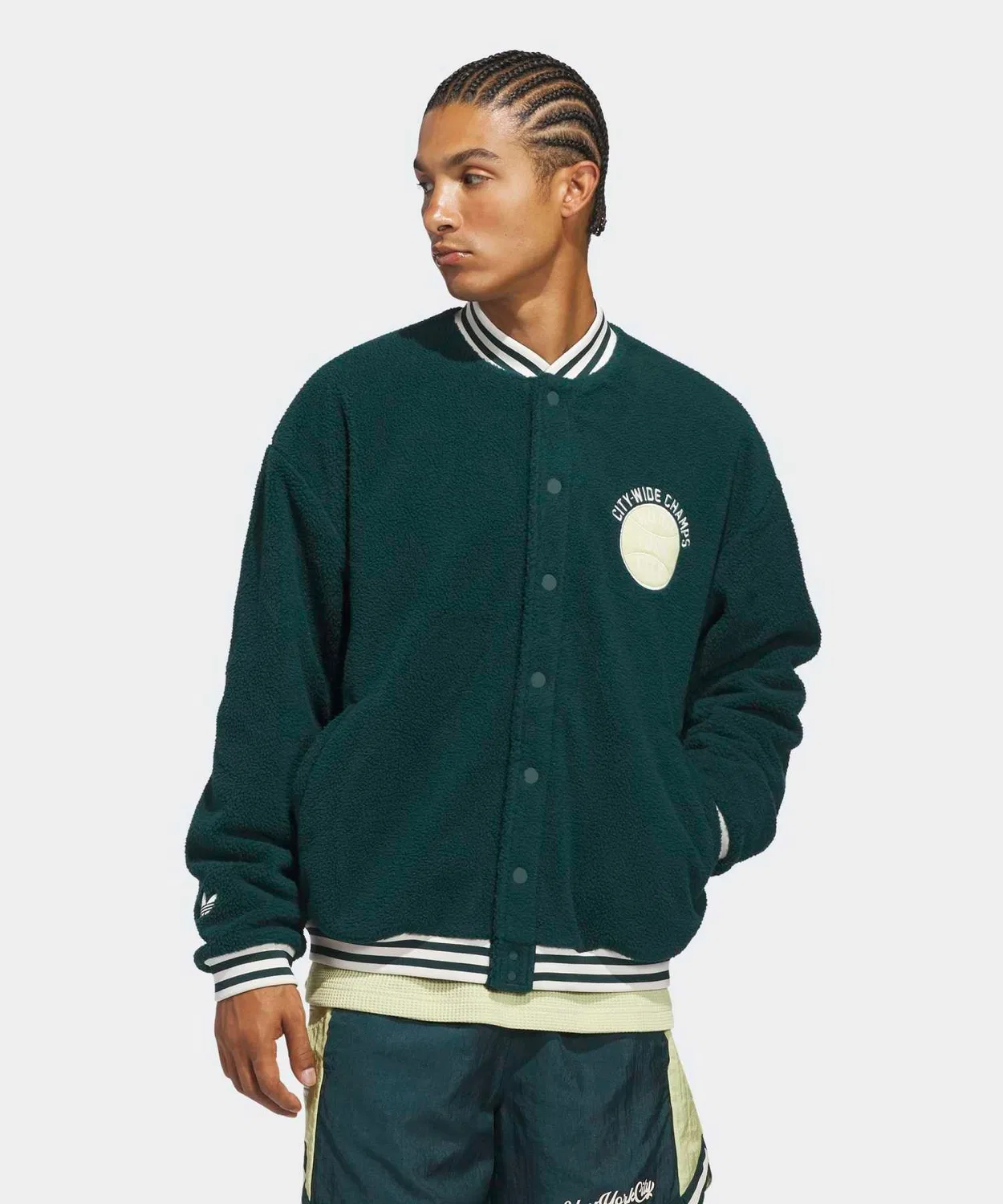 Куртка тренерская Hoop York City adidas Originals из переработанного полиэстера зелёная — фото 3