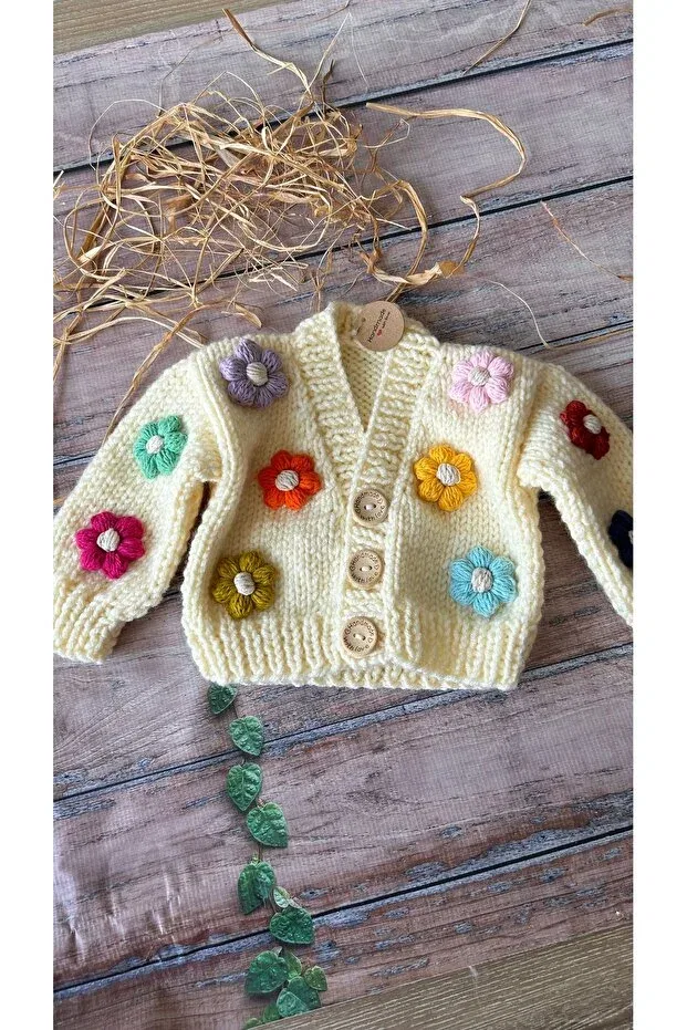 Детский кардиган для девочек с принтом Hand-Knitted cream color colorful daisy buttoned baby girl cardigan Seraskids, Nude Color — фото 3