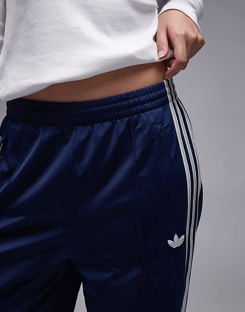 Свободные спортивные брюки Adidas Originals Firebird в сине-белом цвете — фото 4
