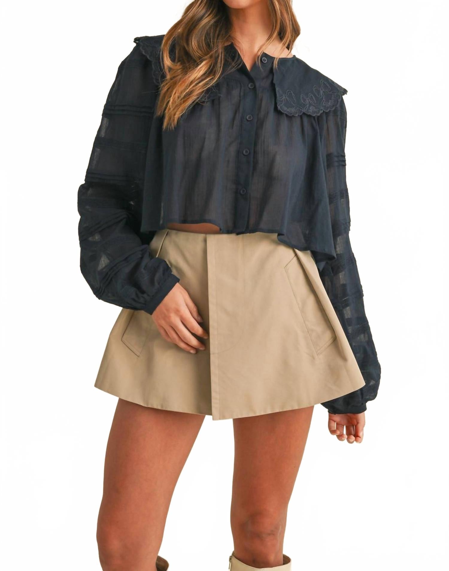 

Olesea Короткий топ с вышивкой бантик в цвете navy Mabel