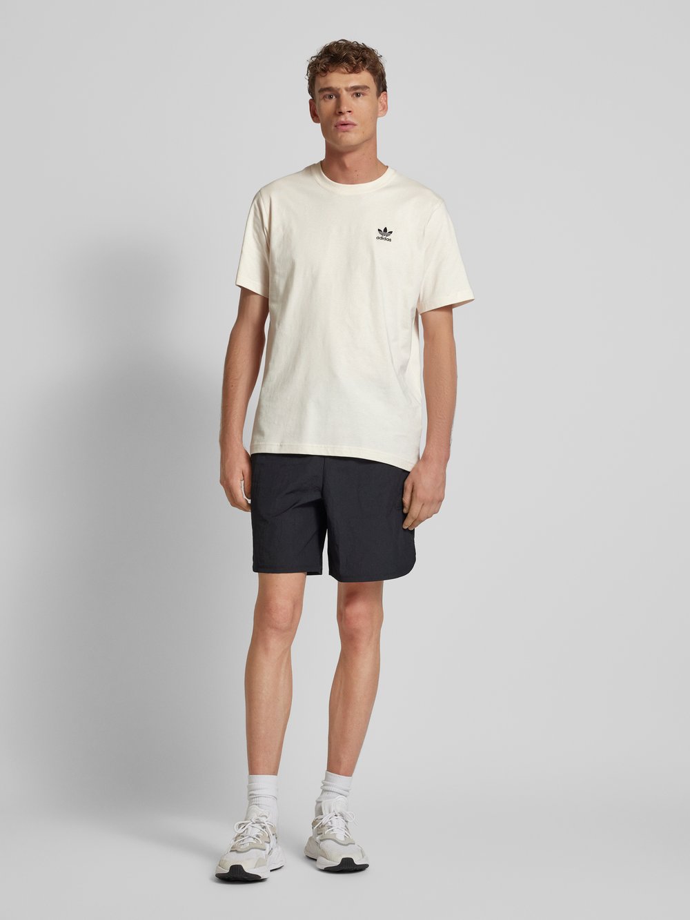 

Футболка с вышитой этикеткой adidas Originals, кремовый