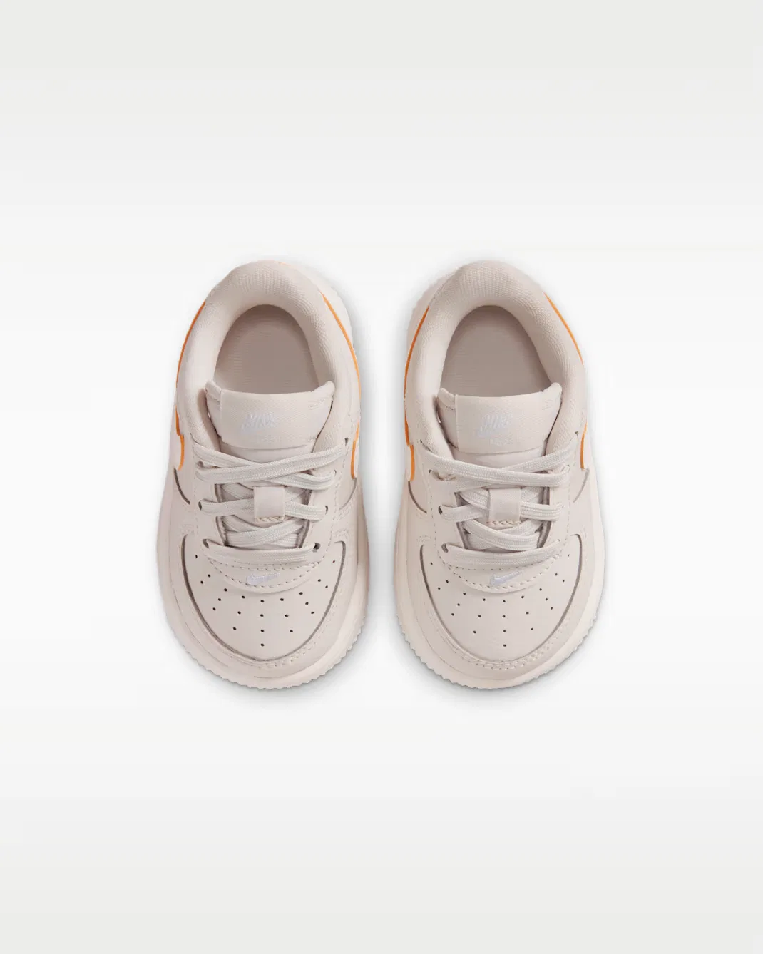 Детская/подростковая обувь Nike Force 1 Low SE, Light Orewood Brown/Orange Pulse/Football Grey/Phantom — фото 4