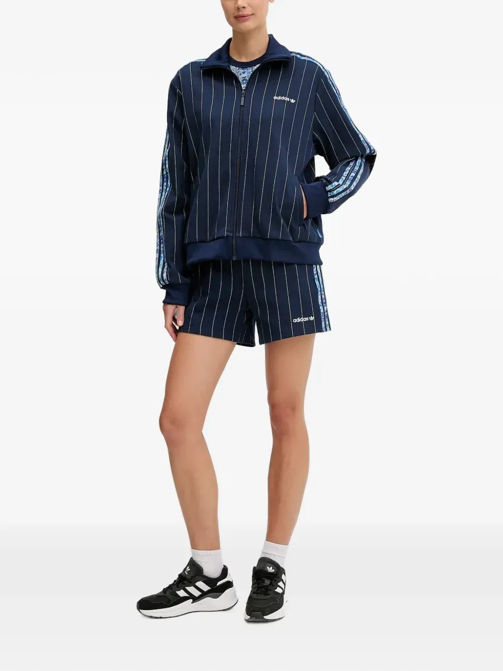 Свитер adidas в тонкую полоску с рукавами с цветочным принтом, синий — фото 2