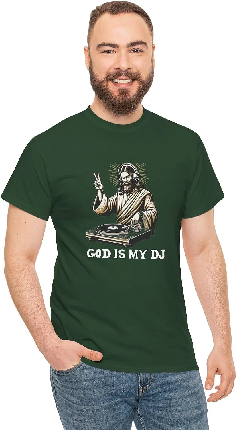 Мужская футболка с принтом God is My DJ, тёмно-зелёный — фото 4