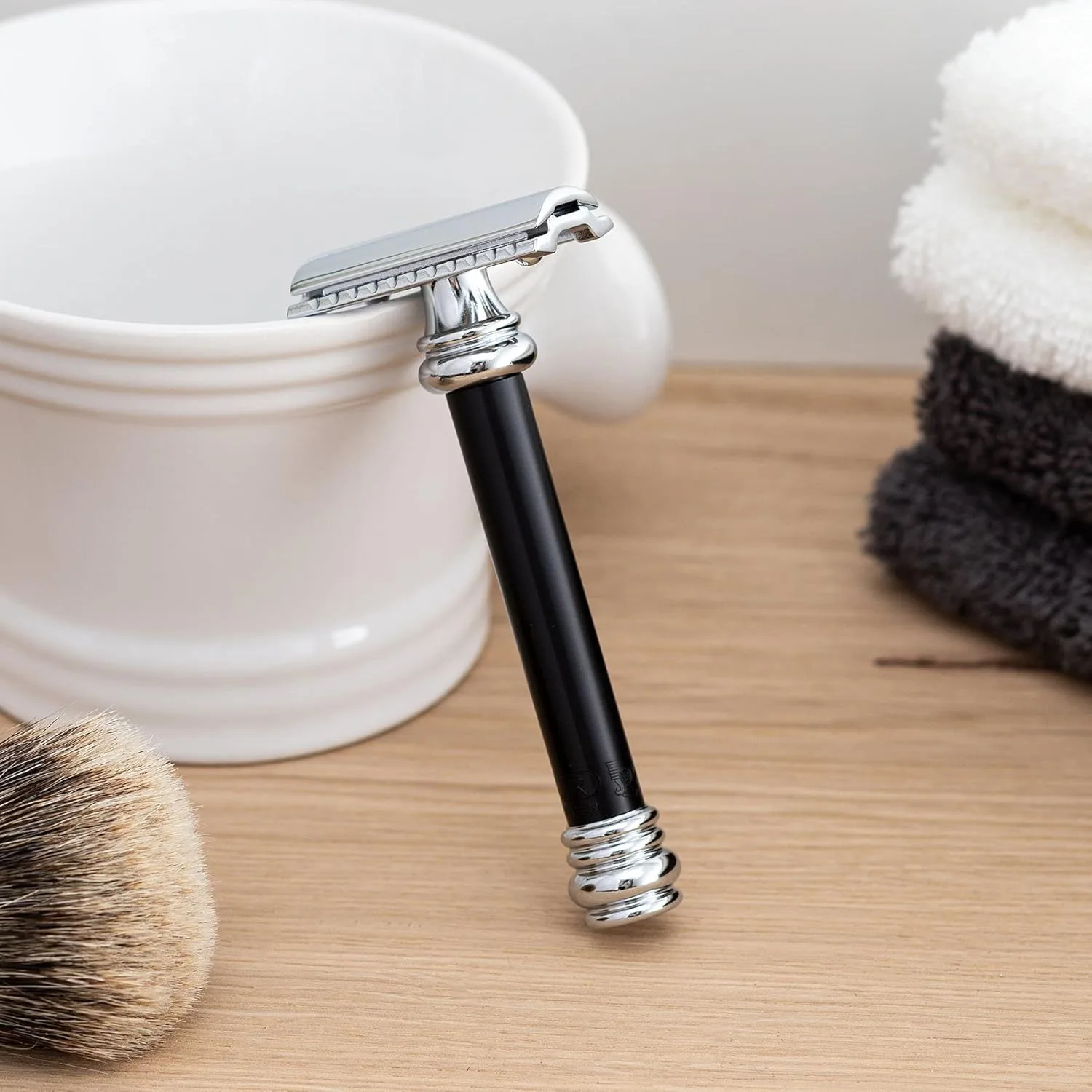 MERKUR 38B Double Edge Safety Razor - черная рукоятка Extra Large Barber Pole Grip из латуни, Made in Germany, без пластика, двухкомпонентная конструкция, закрытый гребень, прямой брусок, Black — фото 4