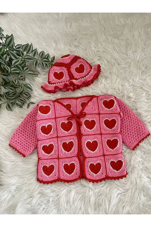 Детский кардиган для новорожденных с принтом Heart Patterned Hand Knitted Pink Baby Cardigan and Beanie Set Arttmacrame, Pink