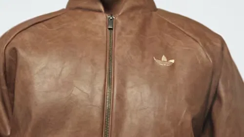 Женская укороченная куртка из экокожи SST Adidas Originals, коричневый — фото 2