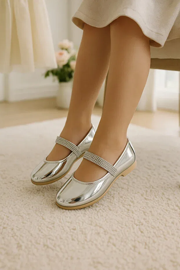 Детские балетки для девочек из искусственной кожи Shimmering metallic girls' ballerinas - pink and silver Sirri, Silver