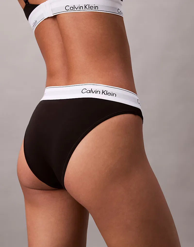 Танга-стринги Calvin Klein Icon из хлопка и модала с высоким голенищем, черный — фото 4