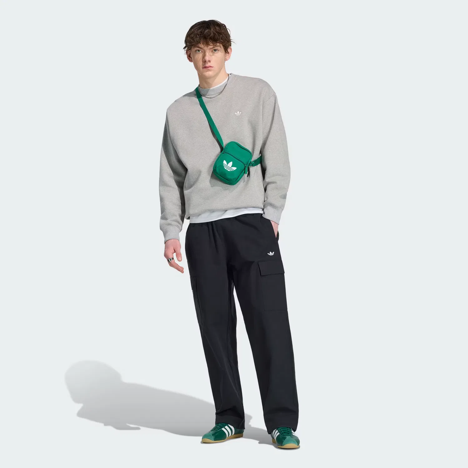 Мужской свитшот свободного кроя Trefoil Essentials Loose Crew Adidas Originals, серый меланж — фото 3