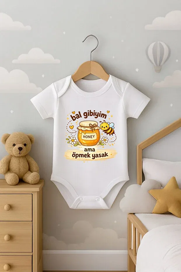 Детское боди с коротким рукавом с принтом I'Ve got the honey, but kissing is prohibited zibin Bebe Wini, Ecru