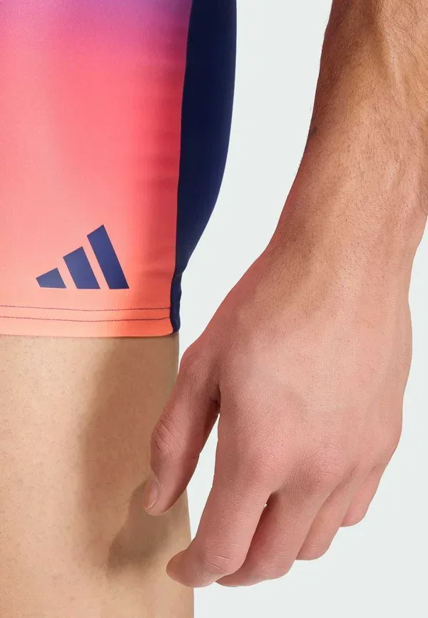 Плавки Adidas Performance Gradient swim boxers swimming trunks, темно-синий, солнечный фиолетовый, чистый турбо, ярко-оранжевый — фото 3