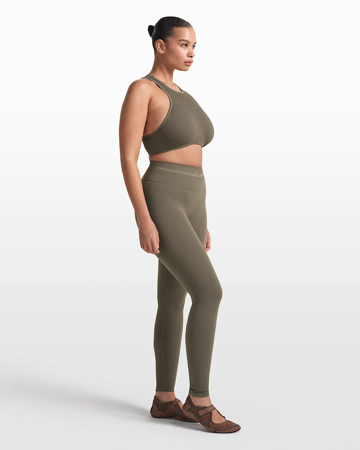 Женские леггинсы NikeSKIMS Ribbed Seamless с высокой посадкой, длина 26", NSKM Dusty Oak Moss/NSKM Dune — фото 4