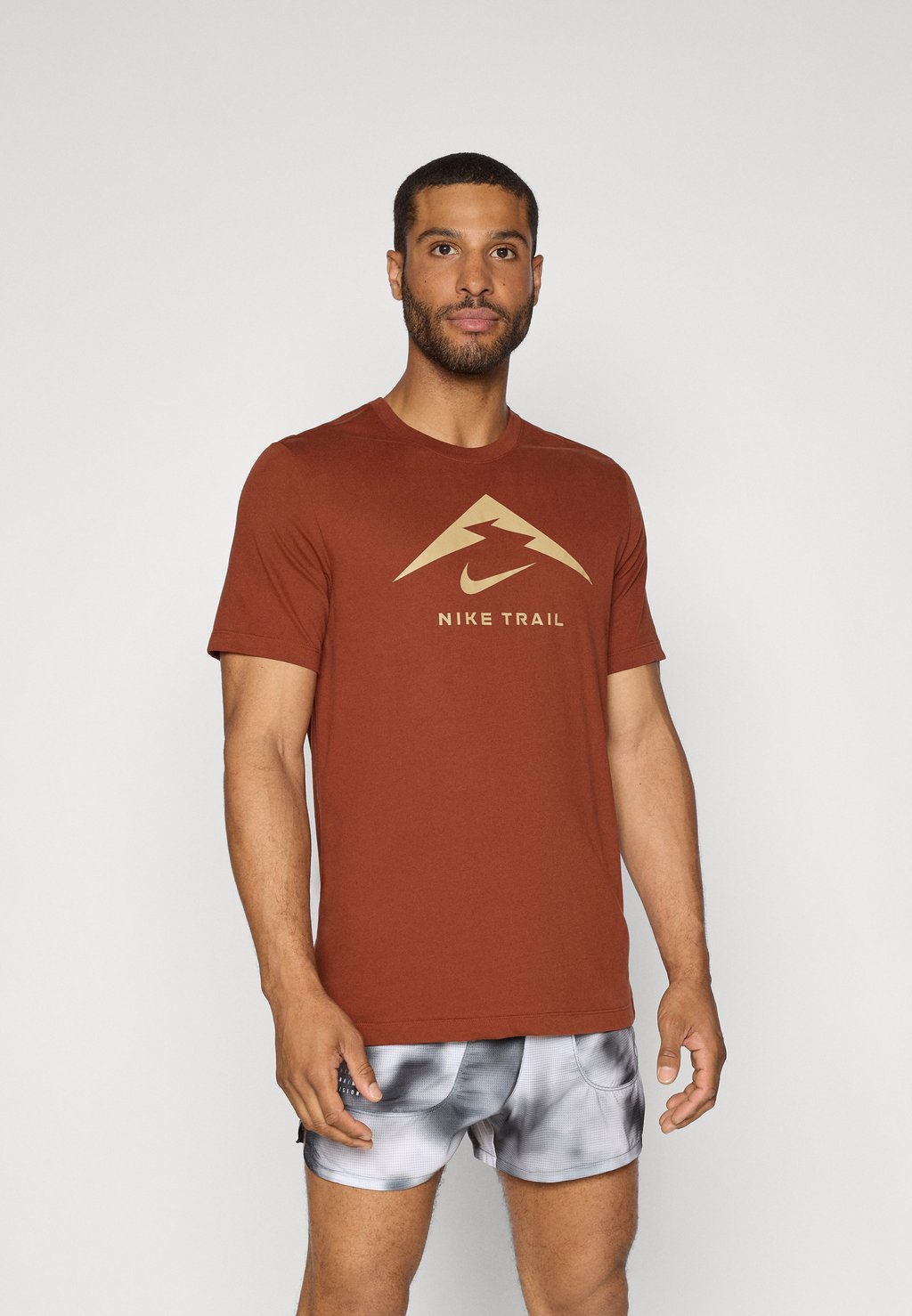 

Спортивная футболка TEE TRAIL LOGO Nike Performance, светло-коричневый