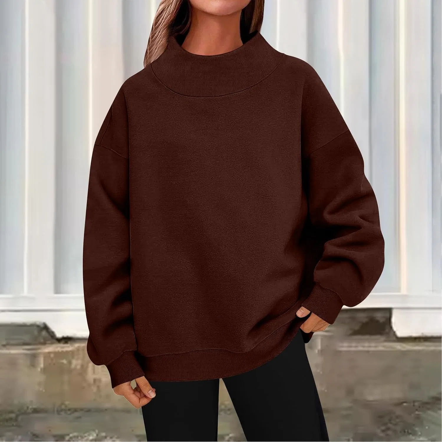 Женский свитшот с воротником-хомутом, модель Turtleneck, кофейный — фото 2