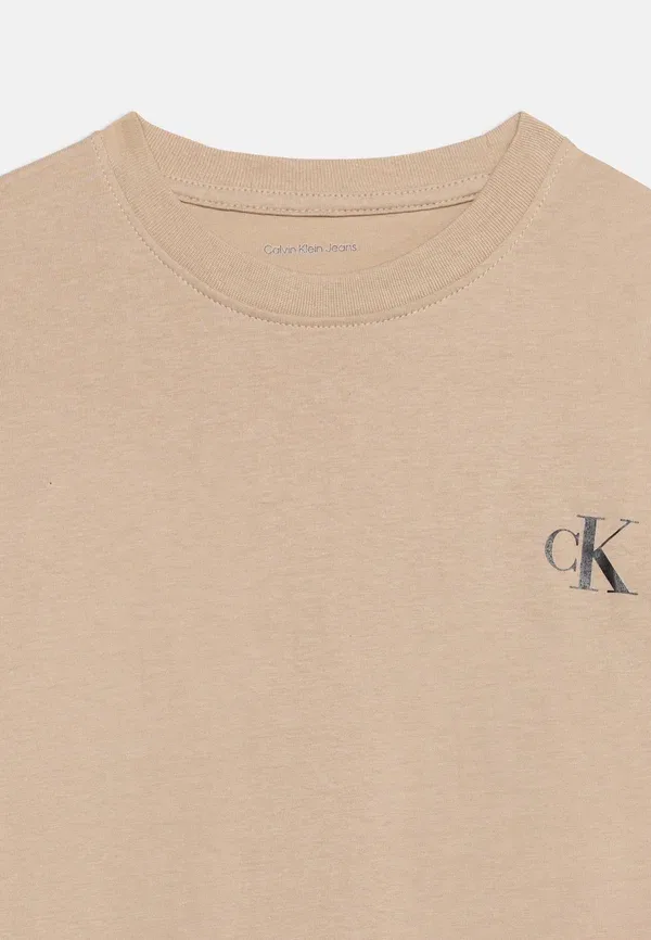 Комплект из двух футболок унисекс с монограммой - базовая модель Calvin Klein Jeans — фото 4