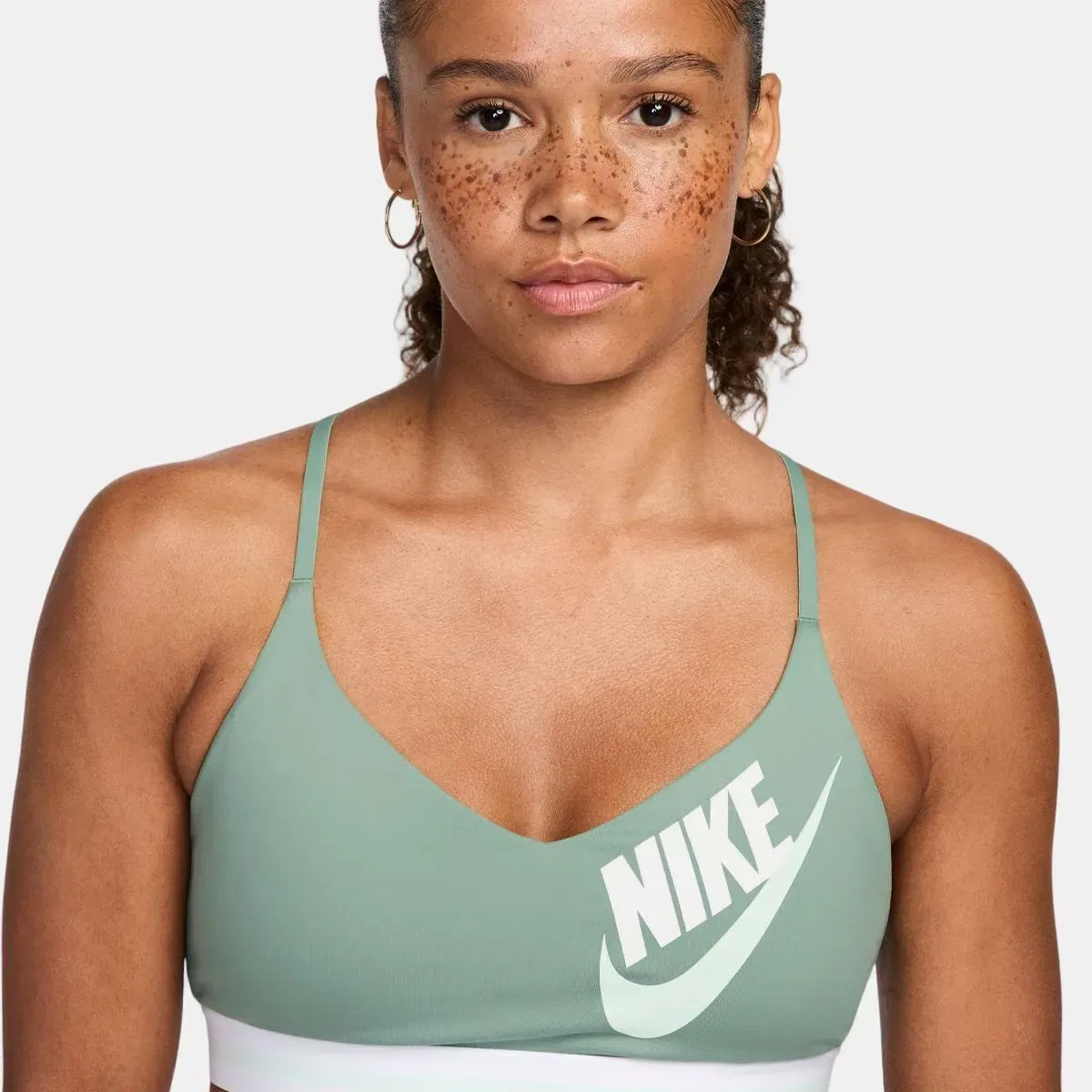 Женский топ с легкой поддержкой Indy Light Support Logo Bra Nike, Verde — фото 3