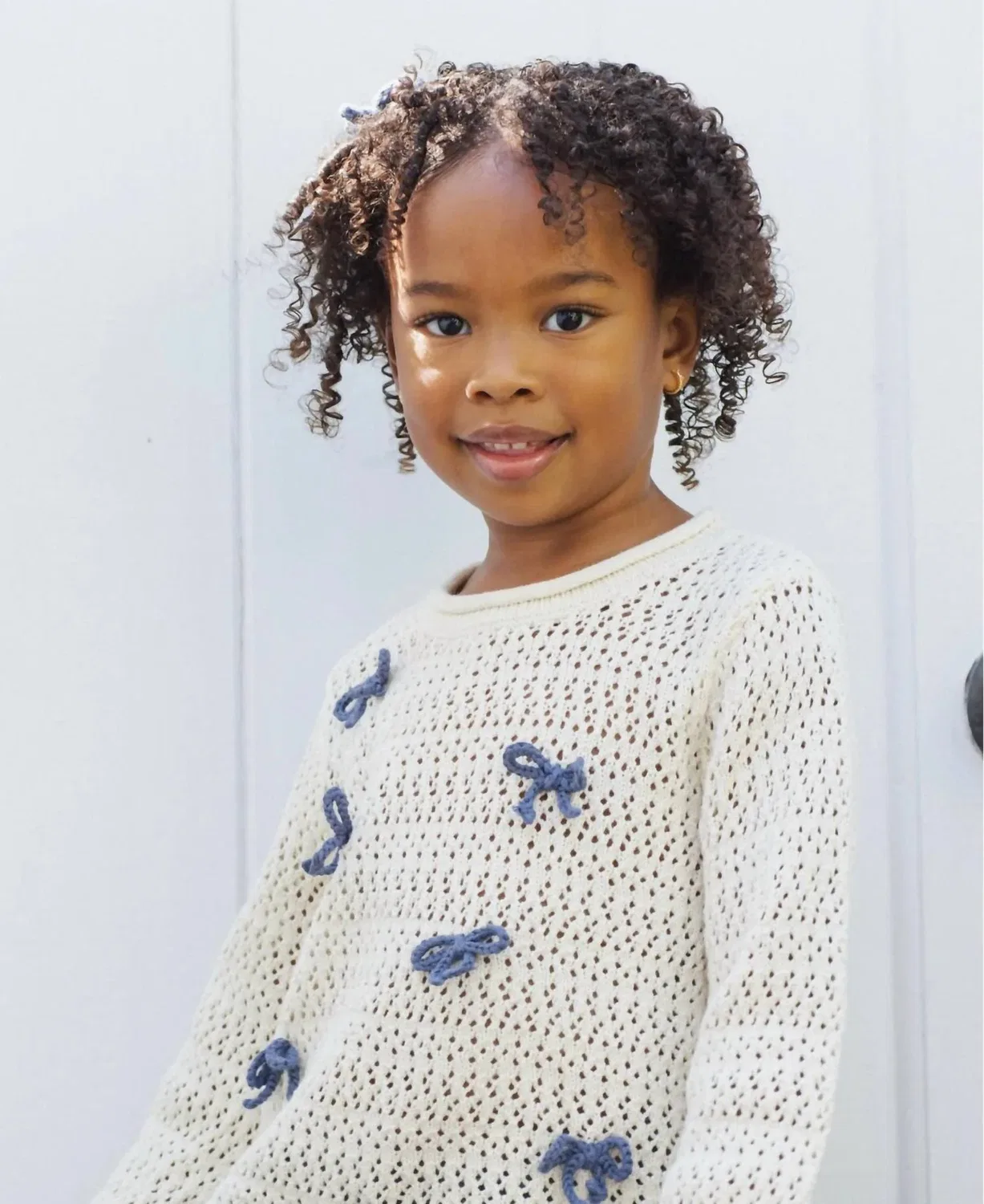 Детский пуловер с вышивкой бантов хлопковый Bow Crochet Knit Pullover Rylee + Cru, бежевый — фото 3