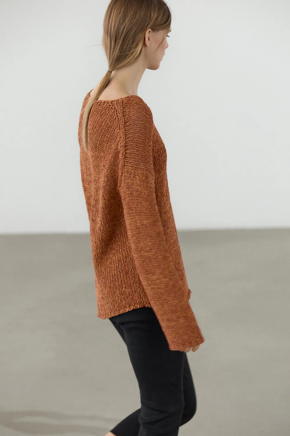 Свитер из смесовой хлопковой ткани с ажурной отделкой Massimo Dutti, Burnt Orange — фото 4