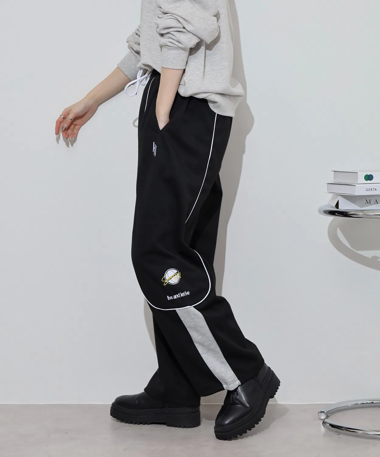 Детские спортивные штаны с кантом, свободного кроя, с вышивкой RE730, Black — фото 3