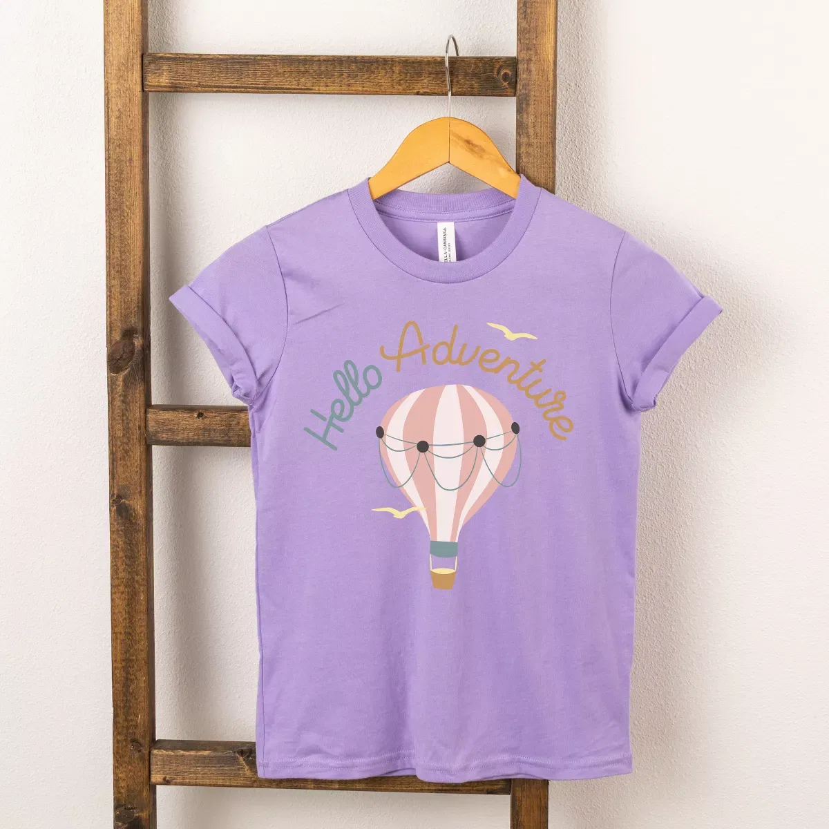 Детская футболка с принтом Hello Adventure Balloon The Juniper Shop, Dark Lavender — фото 2