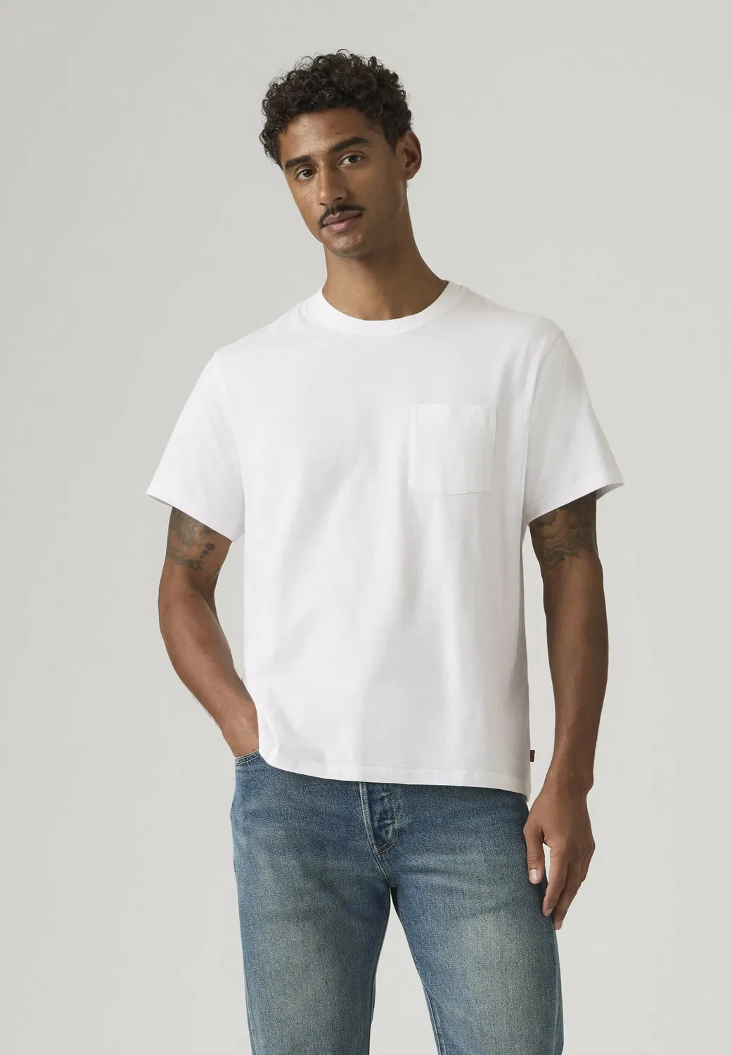 Свободная футболка с карманом - базовая футболка Levi'S, Garment Dye Fa- Whites