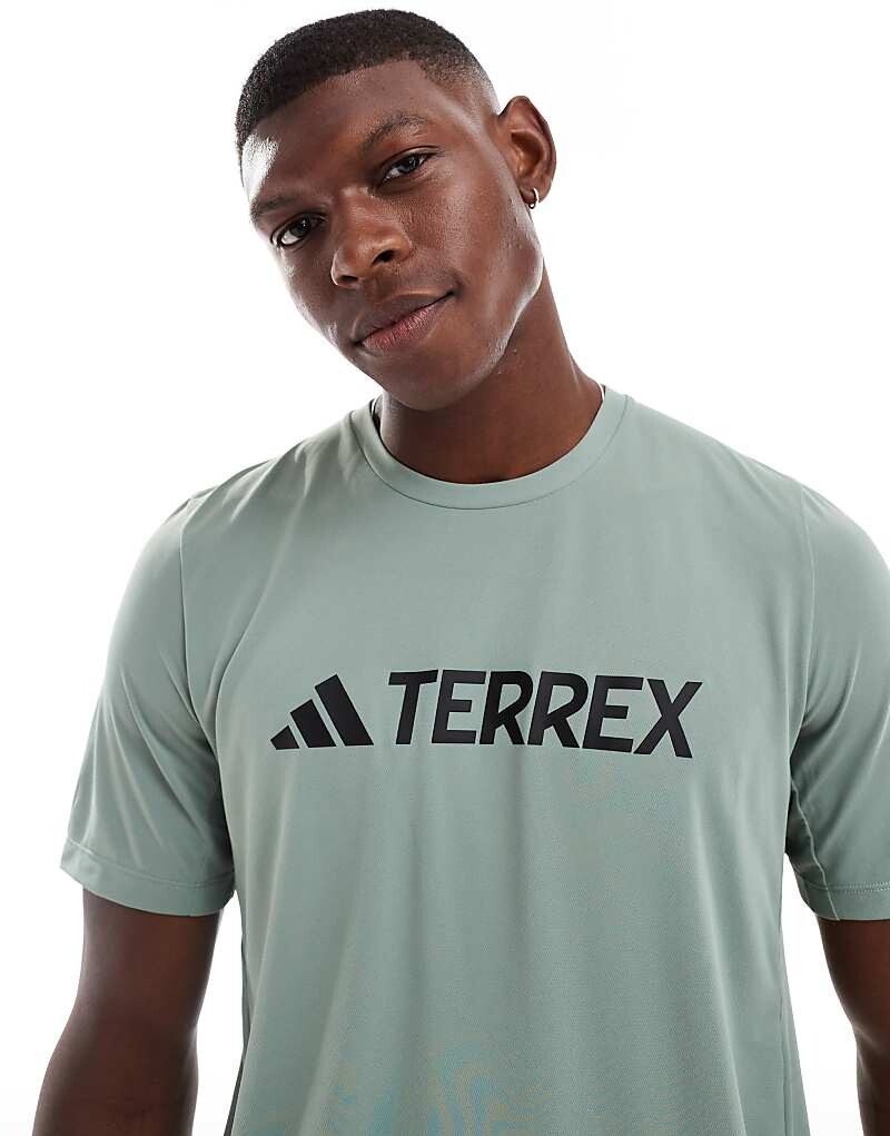 

Зеленая футболка с большим логотипом adidas Terrex